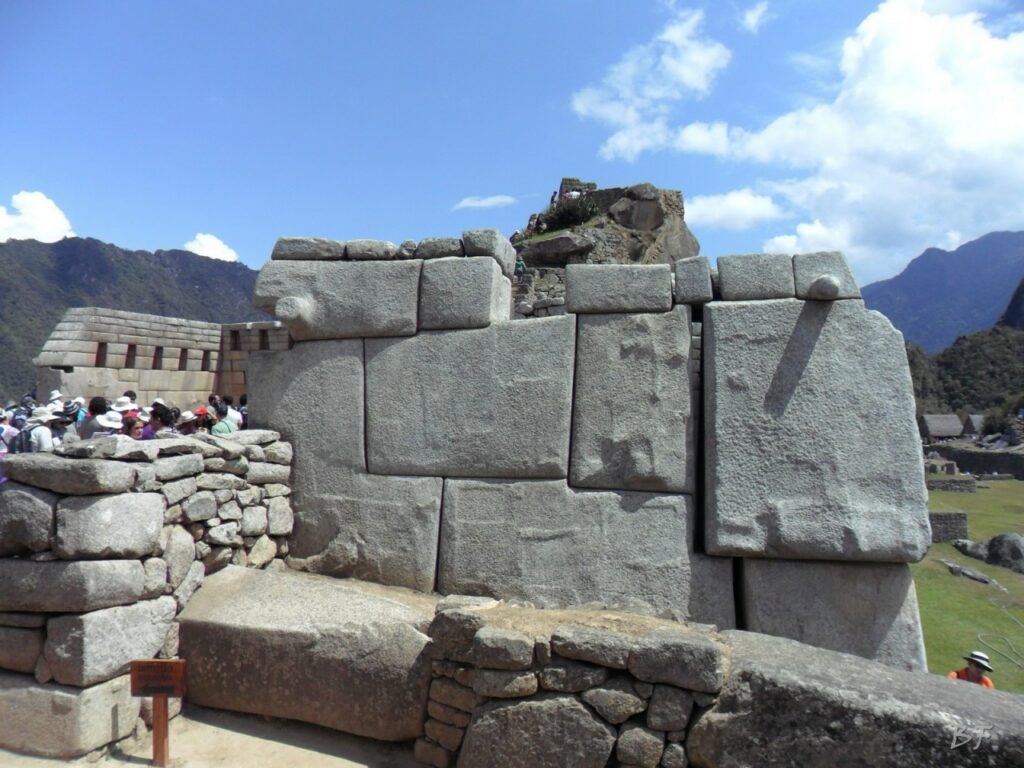 Mura-Poligonali-Incisioni-Altari-Edifici-Rupestri-Megaliti-Machu-Picchu-Aguas-Calientes-Urubamba-Cusco-Peru-62-1024x768 Il mistero delle incredibili mura megalitiche di Cusco e Sacsayhuaman in Perù