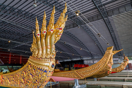 42993091-bangkok-thailande-17-decembre-thai-royal-barge-a-bangkok-en-thailande-le-17-decembre-2014-les Serpenti a Sette Teste: straordinarie connessioni culturali e Mitologiche tra Russia, Messico e India nelle Antiche Incisioni