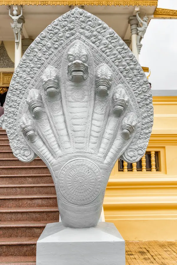 estatua-do-deus-de-serpente-naga-em-camboja-phnom-penh-palac-real-120141149 Serpenti a Sette Teste: straordinarie connessioni culturali e Mitologiche tra Russia, Messico e India nelle Antiche Incisioni