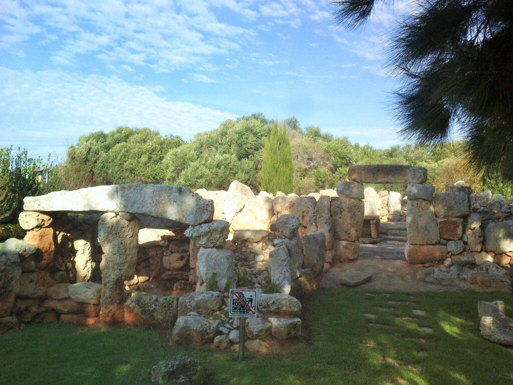 guiasmenorca_02_Circulo-de-Biniparratx-Petit-1024x768 Le Taulas a Forma di T di Minorca: Un Patrimonio Archeologico Unico