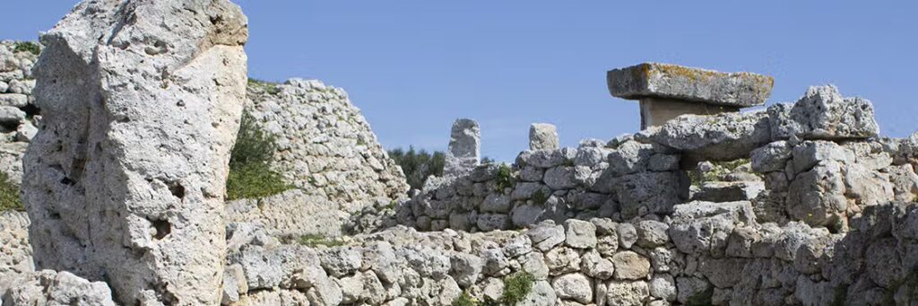 poblado-talayotico-trepuco-1024x341 Le Taulas a Forma di T di Minorca: Un Patrimonio Archeologico Unico