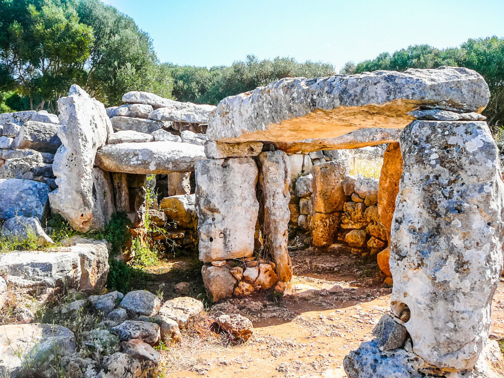 shutterstock_502351861-1024x768 Le Taulas a Forma di T di Minorca: Un Patrimonio Archeologico Unico