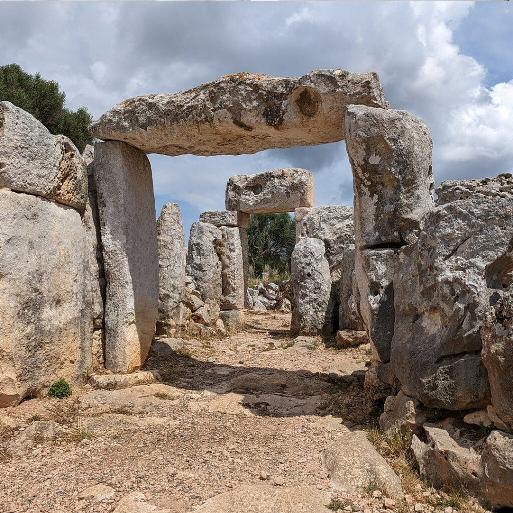 talaiot-1024x1024 Le Taulas a Forma di T di Minorca: Un Patrimonio Archeologico Unico