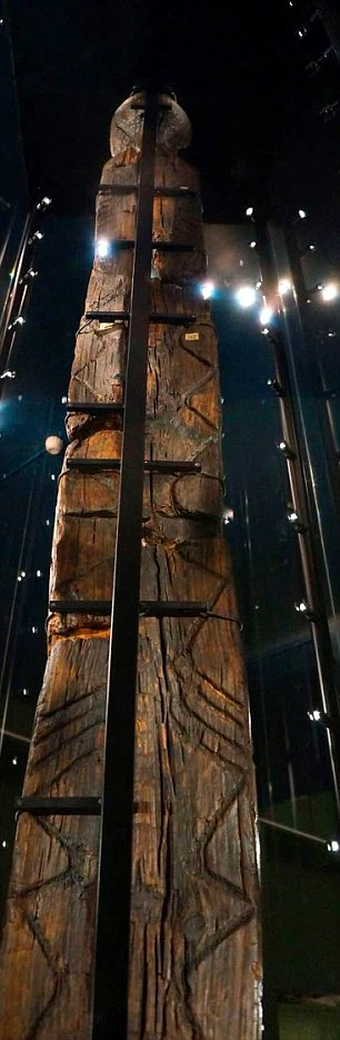 ekaterina-osintseva2 Ritrovamento di un Idolo di Legno di 11.000 Anni Fa in Siberia: Un Tesoro dell'Arte Preistorica